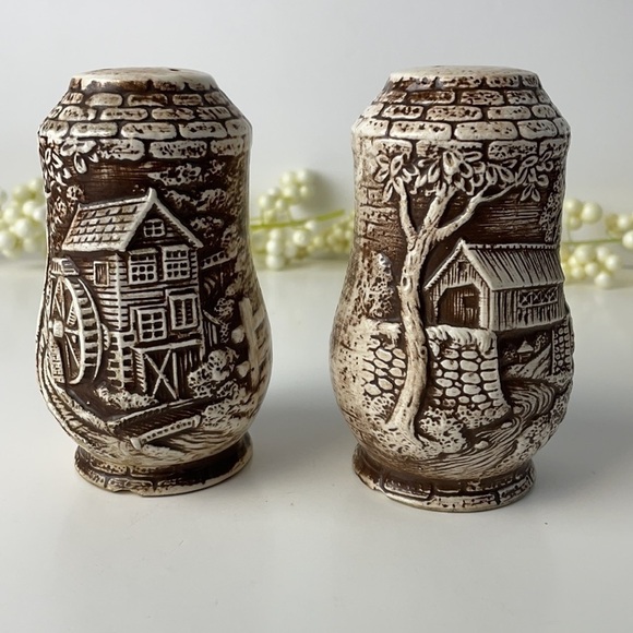 Vintage Country Charm Large Salt and Pepper Shakers - Picture 10 of 14